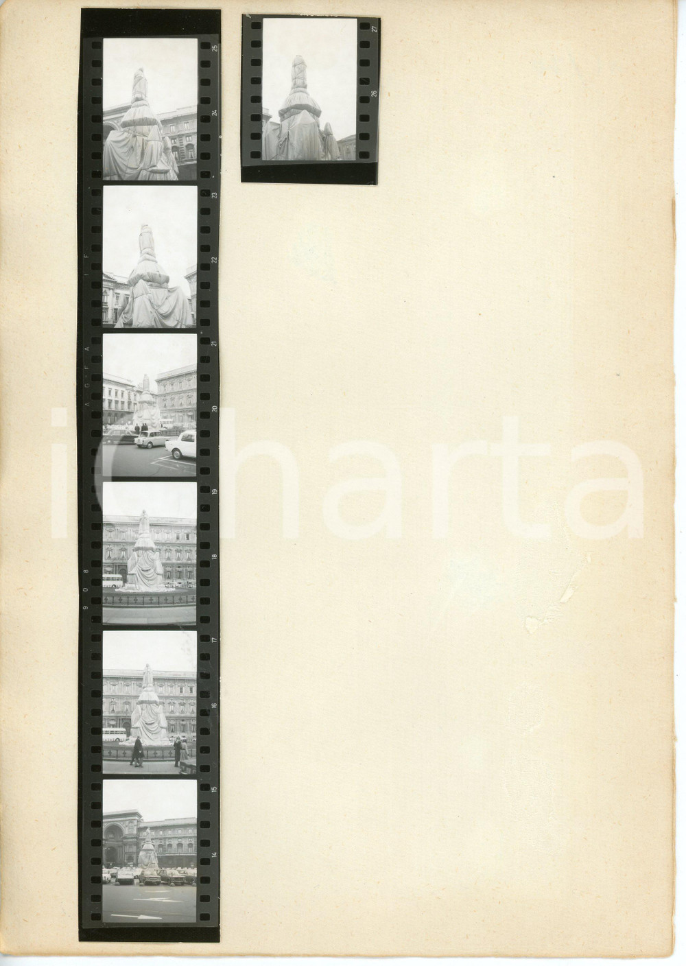 Fotografia d epoca originale 1970 MILANO Piazza della Scala CHRISTO Statua Leonardo DA VINCI Lotto 7 provini 1