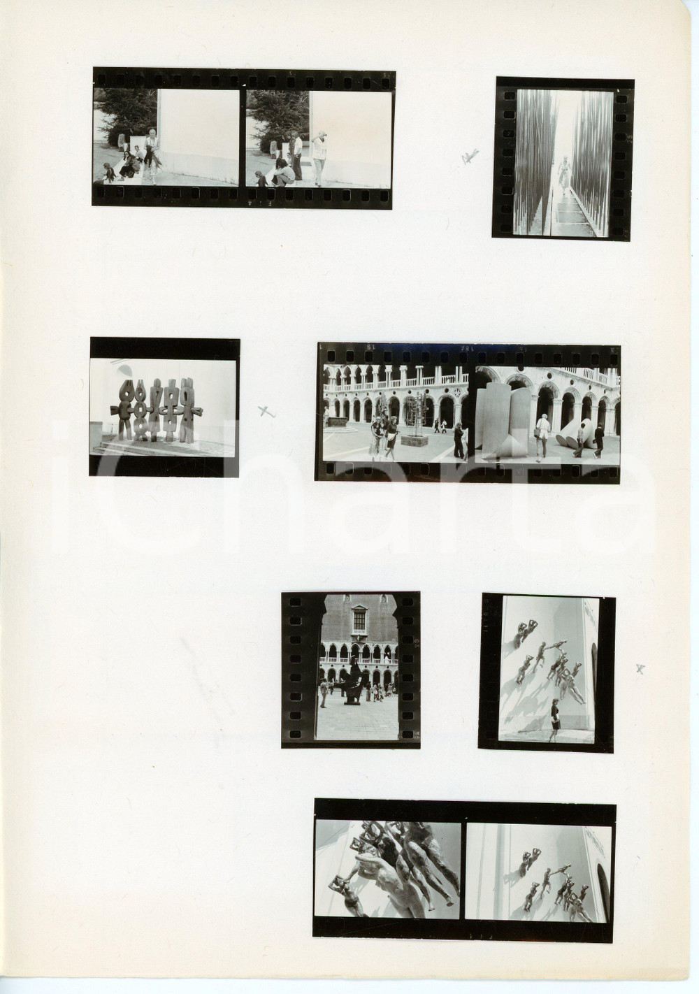 Fotografia d epoca originale 1972 BIENNALE DI VENEZIA Visitatori tra le opere d arte  Lotto 24 provini 1