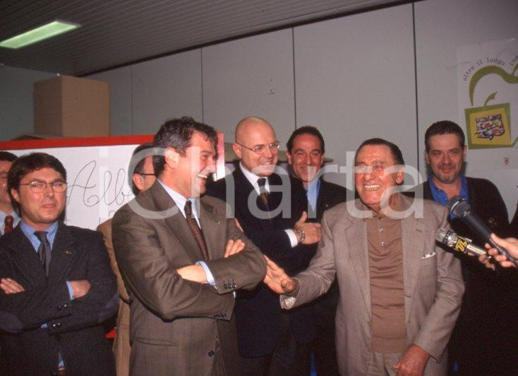Fotografia d epoca originale 1993 VIGEVANO Alberto SORDI e la classe IIIB dopo 30 anni 35 mm VINTAGE SLIDE 2 1