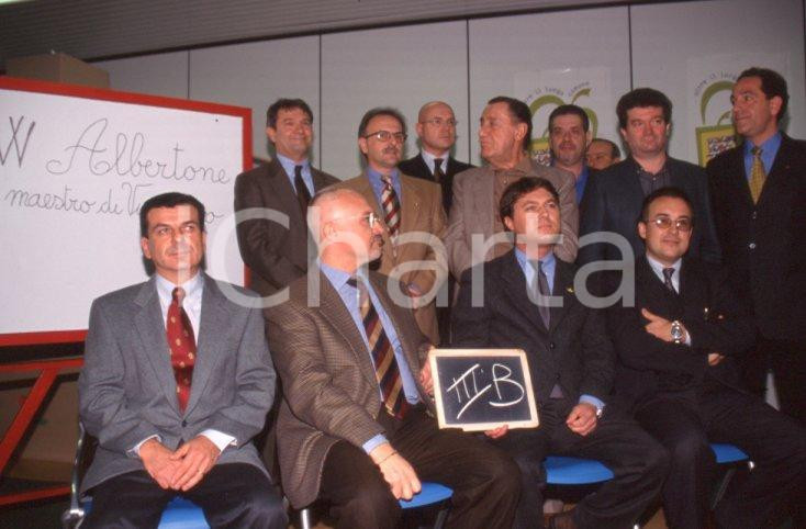 Fotografia d epoca originale 1993 VIGEVANO Alberto SORDI e la classe IIIB dopo 30 anni 35 mm VINTAGE SLIDE 1