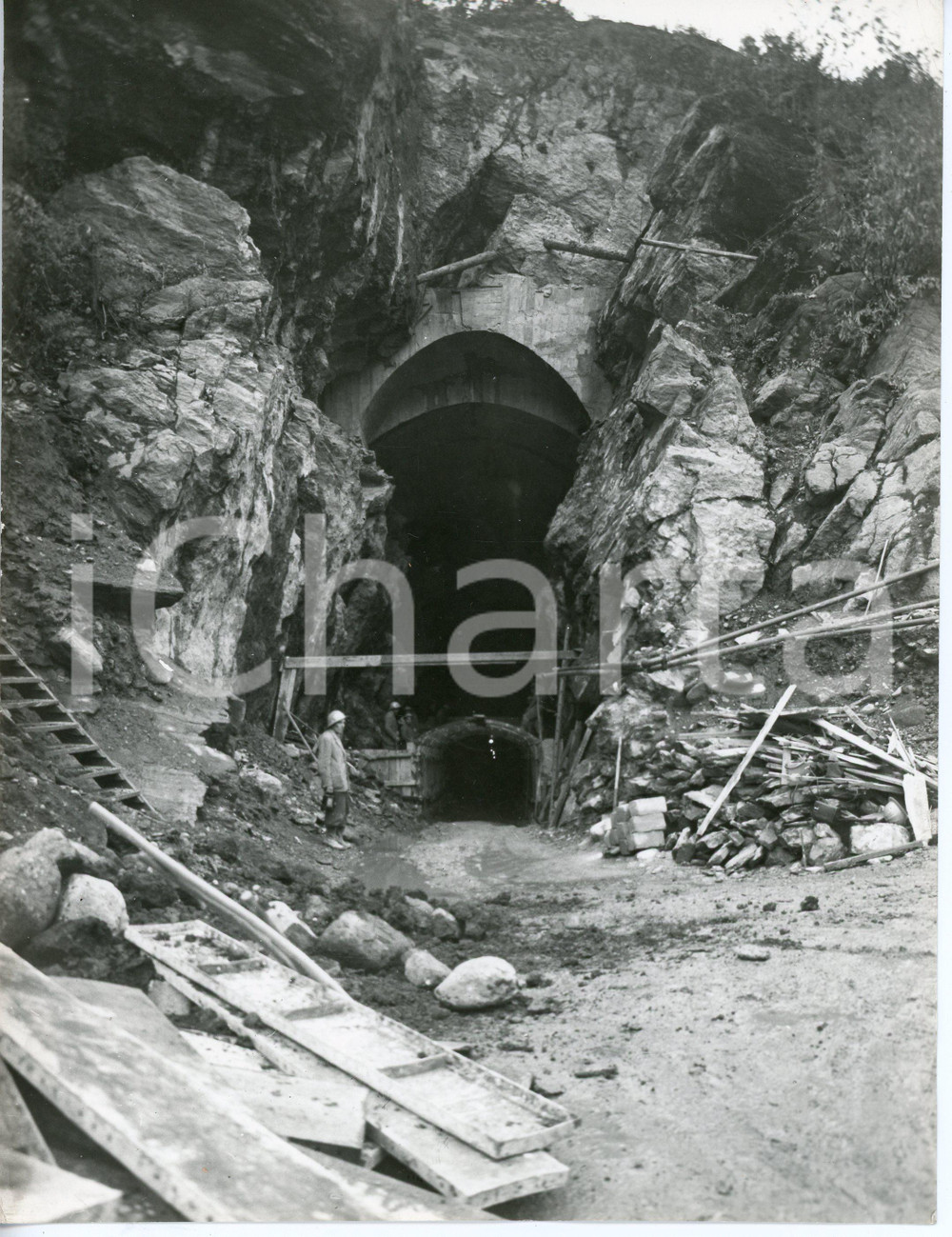 Fotografia d epoca originale 1958 GROSIO  VAL GROSINA Operaio all imbocco della galleria  Foto 18x23 cm 1