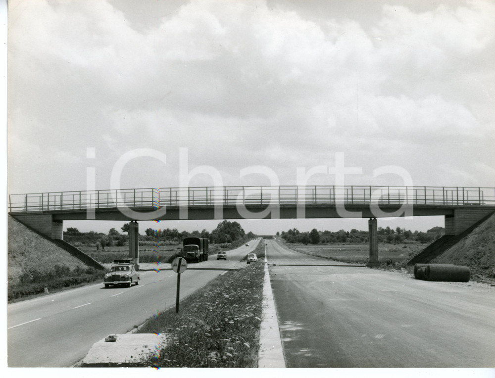 Fotografia d epoca originale 1960 ca AUTOSTRADA A11 Firenze  Mare FIAT 500 Mercedes Benz W120 Foto 1