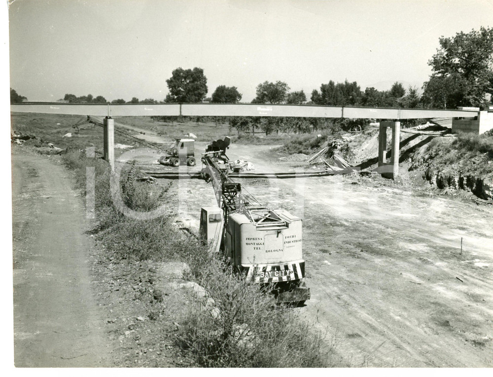 Fotografia d epoca originale 1960 AUTOSTRADA DEL SOLE Tronco ROMA  CAPUA Ditta FOCHI monta cavalcavia ROMARO 1