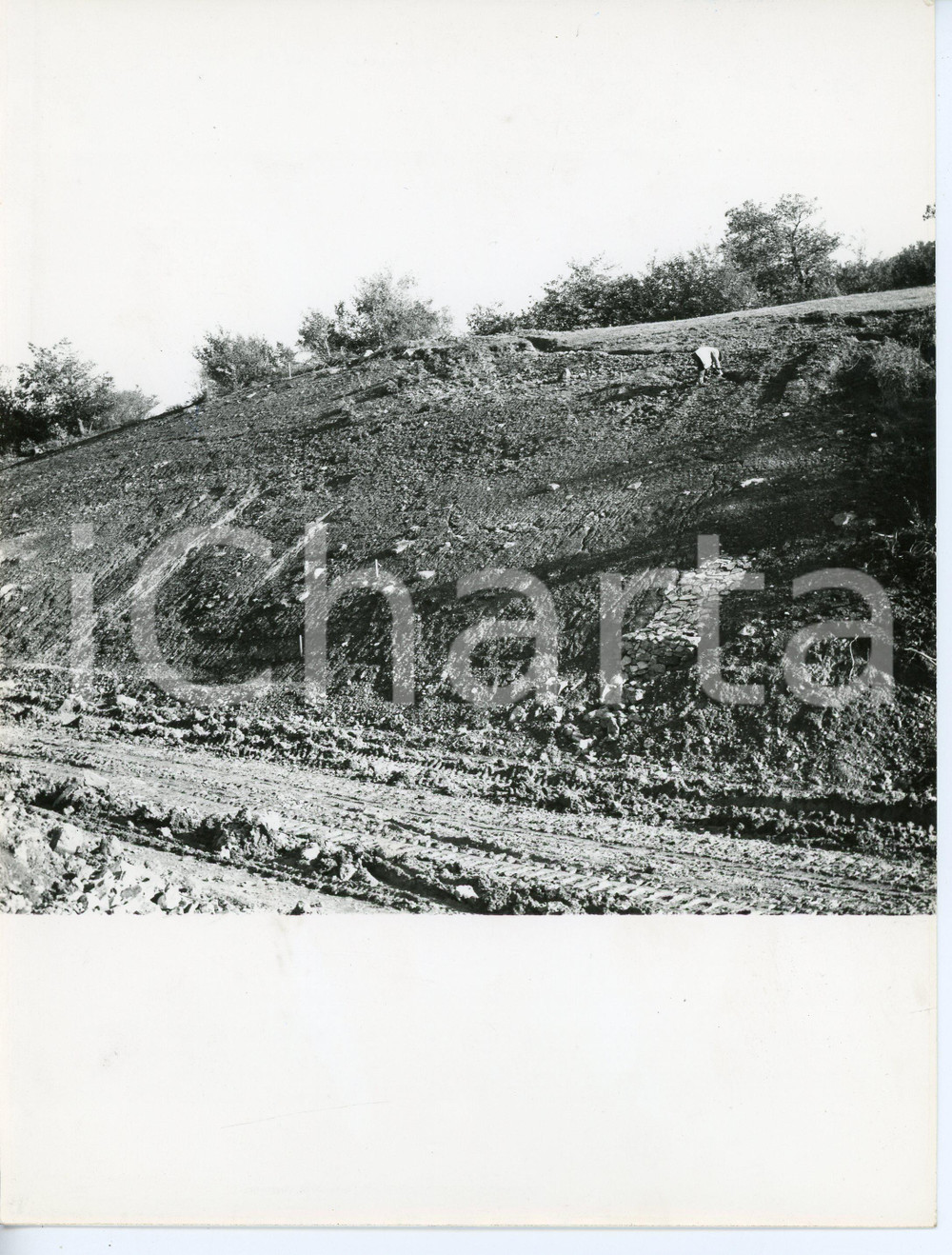 Fotografia d epoca originale 1960 ca BERCETO Strada del TUGO Operaio analizza principio di frana alla sez. 82 1