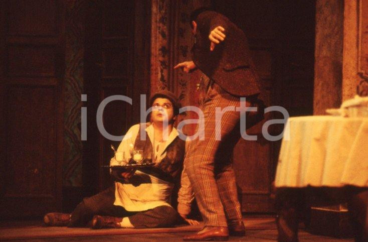 Fotografia d epoca originale 1986 TEATRO Luca DE FILIPPO in  O Scarfalietto di E. Scarpetta VINTAGE SLIDE 1 1