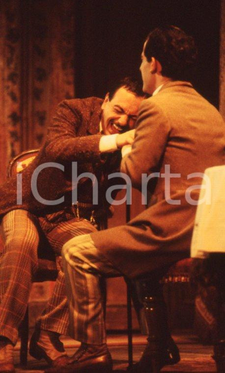Fotografia d epoca originale 1986 TEATRO Luca DE FILIPPO in  O Scarfalietto di E. Scarpetta VINTAGE SLIDE 10 1