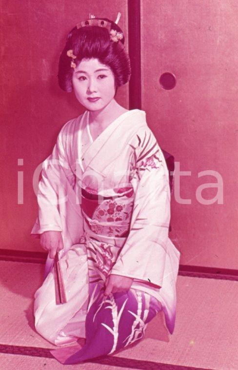 Fotografia d epoca originale 1970ca KYOTO? JP Beautiful gheisha girl, rainy day 35 mm VINTAGE SLIDE 1