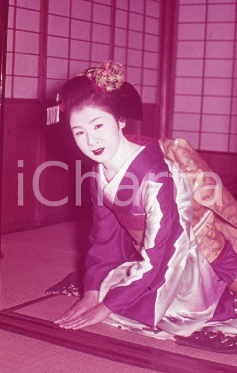 Fotografia d epoca originale 1970ca KYOTO? JP Beautiful maiko Greeting for the guest 35 mm VINTAGE SLIDE 1