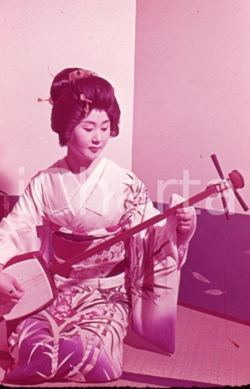 Fotografia d epoca originale 1970ca KYOTO? JP  Beautiful gheisha girl, playing Shamisen 35 mm VINTAGE SLIDE 1