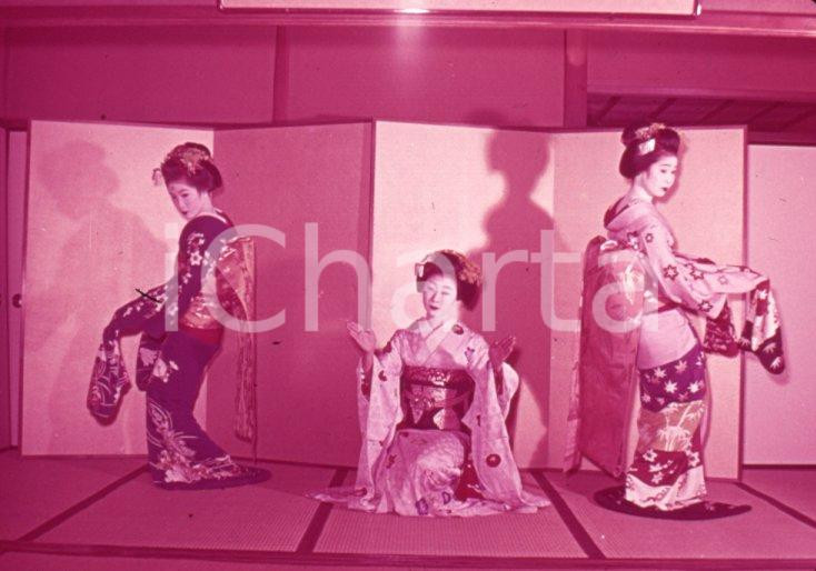 Fotografia d epoca originale 1970ca JAPAN Beautiful Maiko Gionkouta dance35 mm VINTAGE SLIDE 1