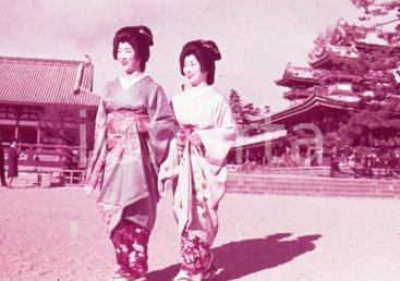 Fotografia d epoca originale 1970ca KIOTO JP Beautiful Geisha girl at the Heian Shrine 35 mm VINTAGE SLIDE 1