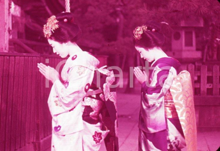Fotografia d epoca originale 1970ca JAPAN Beautiful Maiko pray to the Gionsan35 mm VINTAGE SLIDE 1