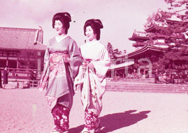 Fotografia d epoca originale 1970ca KIOTO JP Beautiful Geisha girl at the Heian Shrine 35 mm VINTAGE SLIDE 1