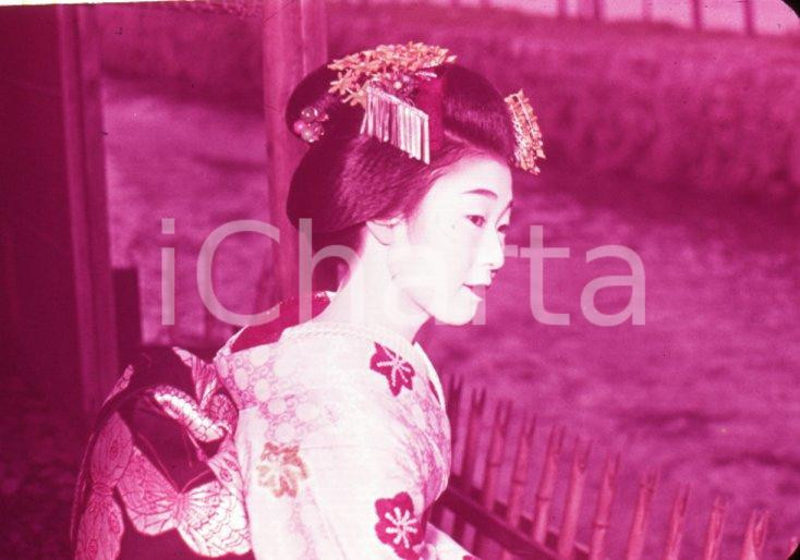Fotografia d epoca originale 1970ca JAPAN Beautiful Maiko at the terrace 35 mm VINTAGE SLIDE 1
