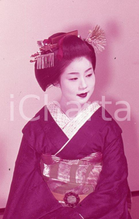 Fotografia d epoca originale 1970ca JAPAN Beautiful Maiko Sakko hair style 35 mm VINTAGE SLIDE 1