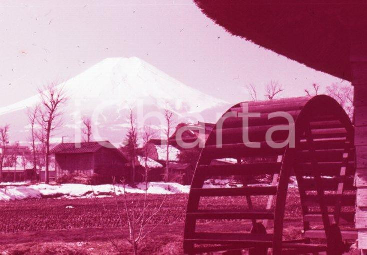 Fotografia d epoca originale 1970ca JAPAN Beautiful Mt. Fuji and water mill 35 mm VINTAGE SLIDE 1