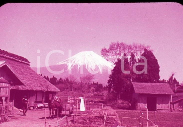 Fotografia d epoca originale 1970ca JAPAN Beautiful Mt. Fuji dawn at Oshino 35 mm VINTAGE SLIDE 1