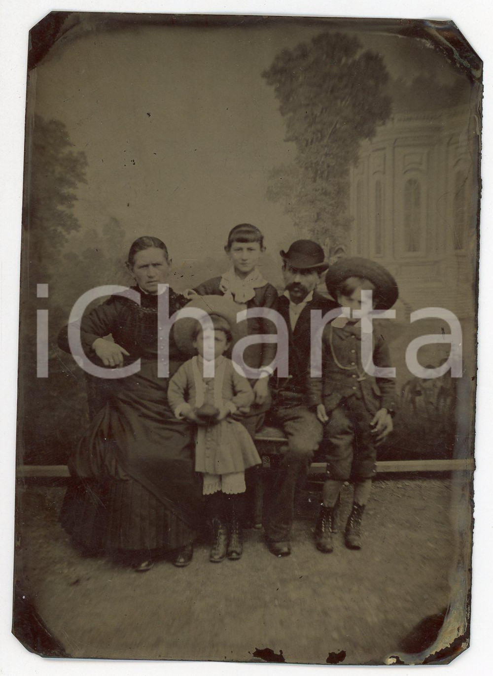 Fotografia d epoca originale 1890 ca ITALIA Ritratto di famiglia  Genitori e tre figli Foto FERROTIPIA 9x12 1