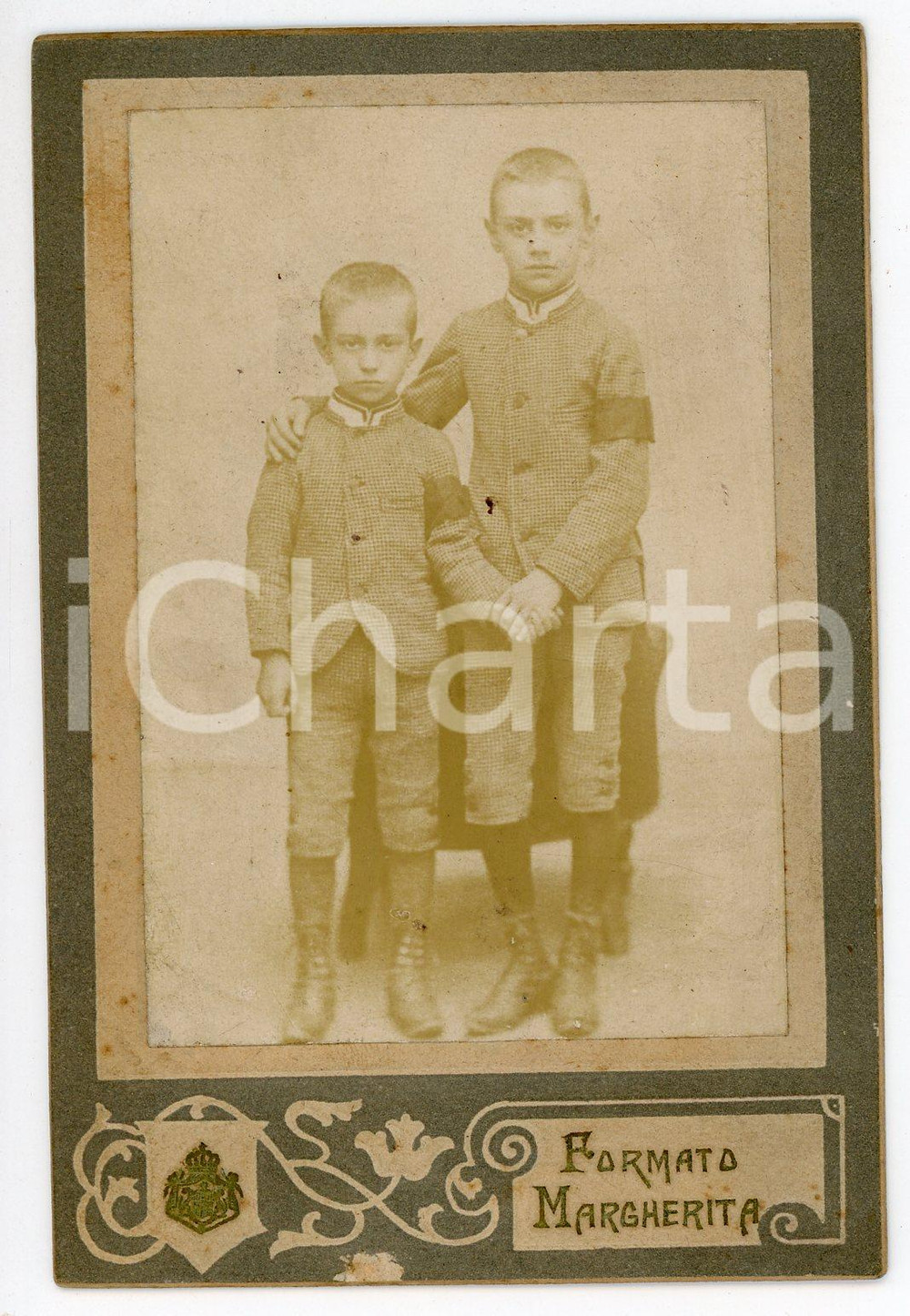 Fotografia d epoca originale 1900 ca ITALIA COSTUME Due fratelli con fascia da lutto Foto Formato Margherita 1