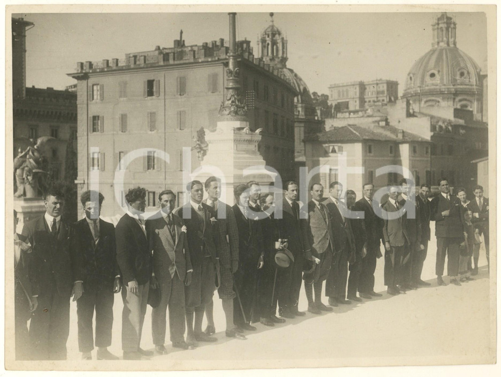 Fotografia d epoca originale 1935 ca ROMA Gruppo di uomini  Omaggio al Milite Ignoto  Foto Porry Pastorel 1