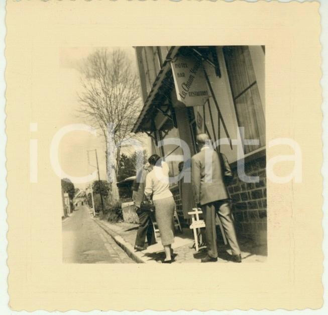 Fotografia d epoca originale 1957 CHAUMESENBRIE F Ingresso hôtel La Chaum Yerres Foto animata 8x8 cm 1