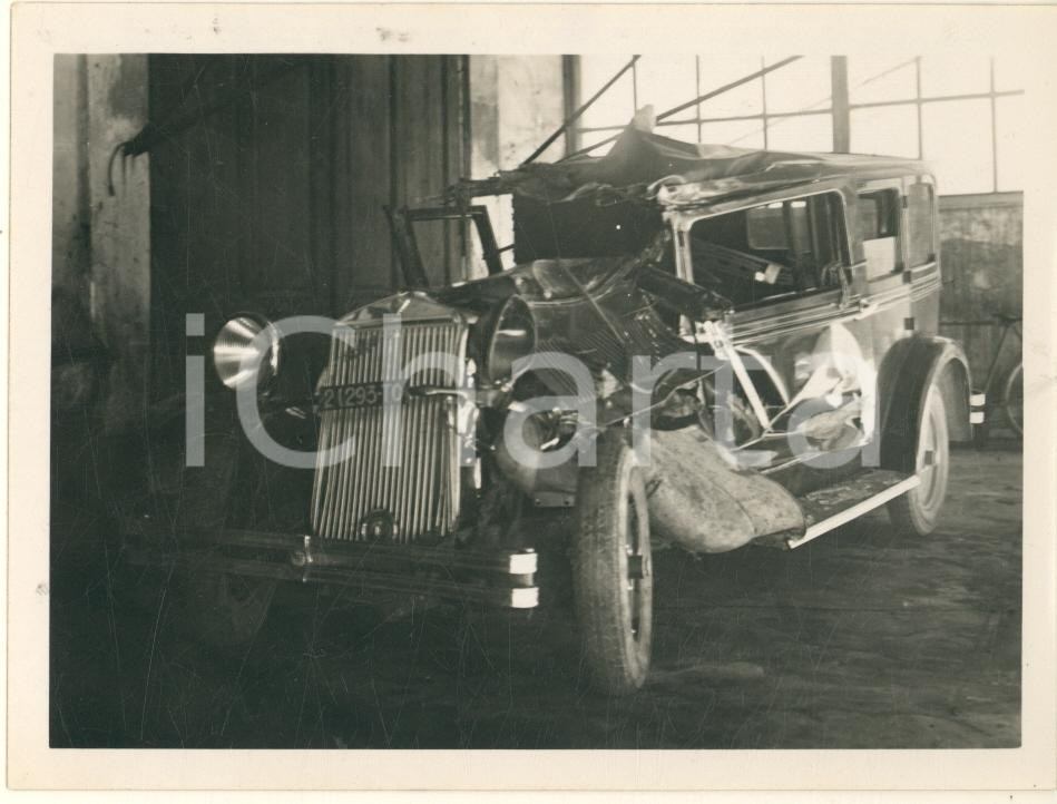 Fotografia d epoca originale 1934 TORINO Auto FIAT 521 dopo un incidente contro un tram Foto 12x9 cm 1