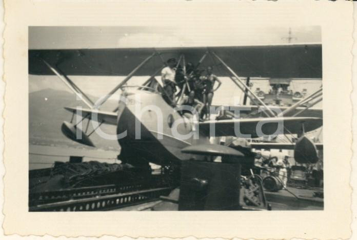 Fotografia d epoca originale Giugno 1933 GAETA R. Incrociatore ZARA  Militari e idroplano  Foto 8x6 cm 1