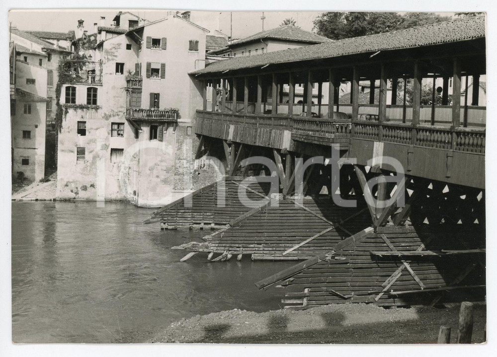 Fotografia d epoca originale 1980 ca BASSANO DEL GRAPPA Restauro del Ponte Vecchio PONTE DEGLI ALPINI Foto 1