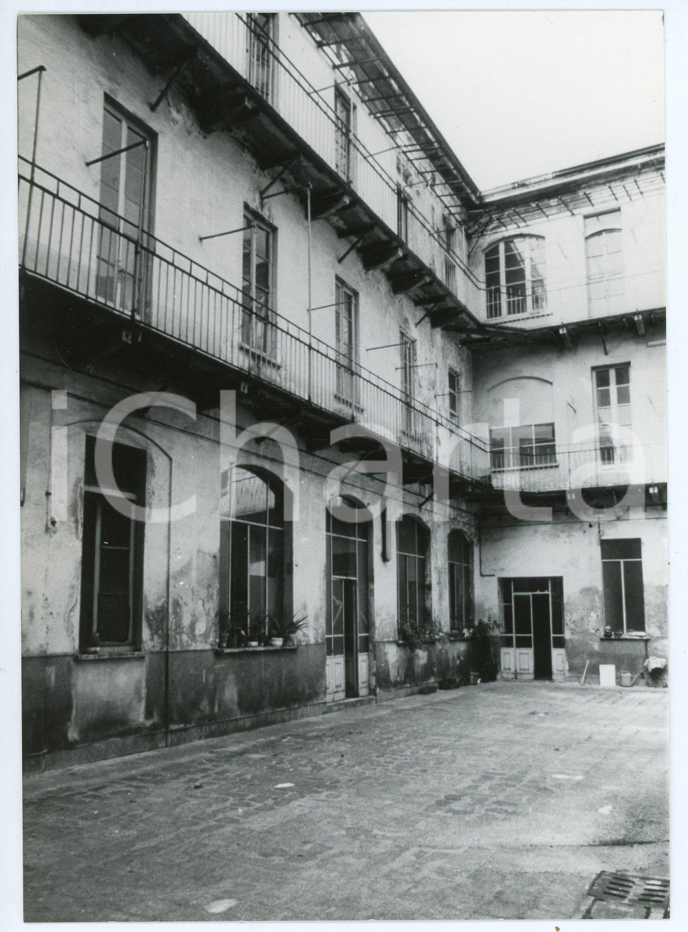 Fotografia d epoca originale 1985 ca MILANO Via Campo lodigiano  Scorcio di un cortile  Foto 12x17 cm 1