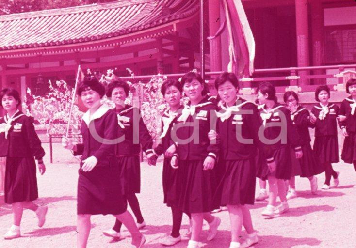 Fotografia d epoca originale 1970ca JAPAN Japanese children on a school excursion festival 35mm VINTAGE SLIDE 1