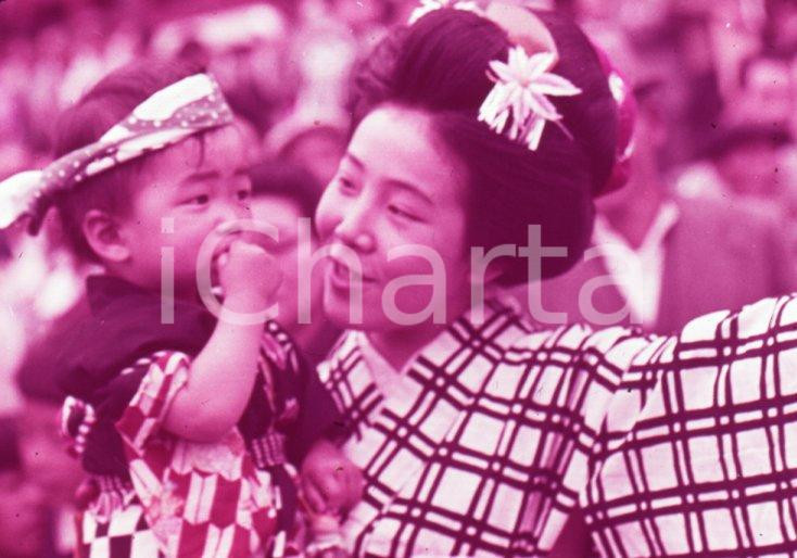 Fotografia d epoca originale 1970ca JAPAN Japanese children shirine summer festival 35mm VINTAGE SLIDE 1