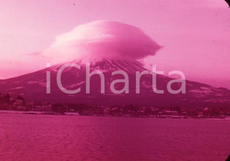 Fotografia d epoca originale 1970ca JAPAN Overhanging Cloud over Mt. Fuji 35 mm VINTAGE SLIDE 1