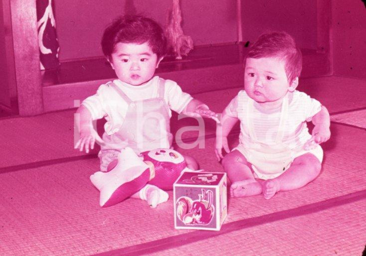 Fotografia d epoca originale 1970ca JAPAN Little playmates 35mm VINTAGE SLIDE 1