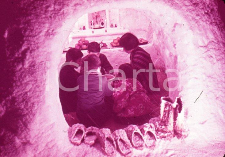 Fotografia d epoca originale 1970ca JAPAN Kamakura snowcave festival 35 mm VINTAGE SLIDE 1
