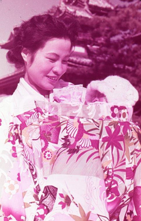 Fotografia d epoca originale 1970ca JAPAN A newborn baby s first visit to shrine 35 mm VINTAGE SLIDE 1