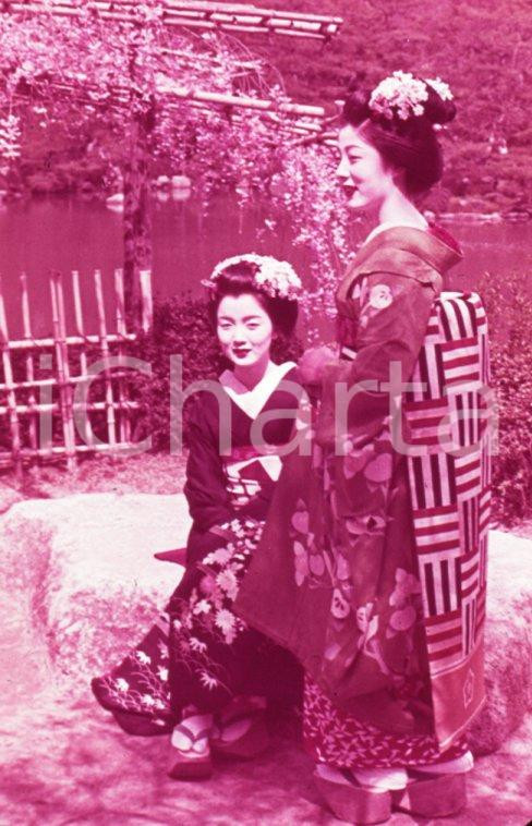 Fotografia d epoca originale 1970ca JAPAN Maiko at the Heian shrine 35 mm VINTAGE SLIDE 1