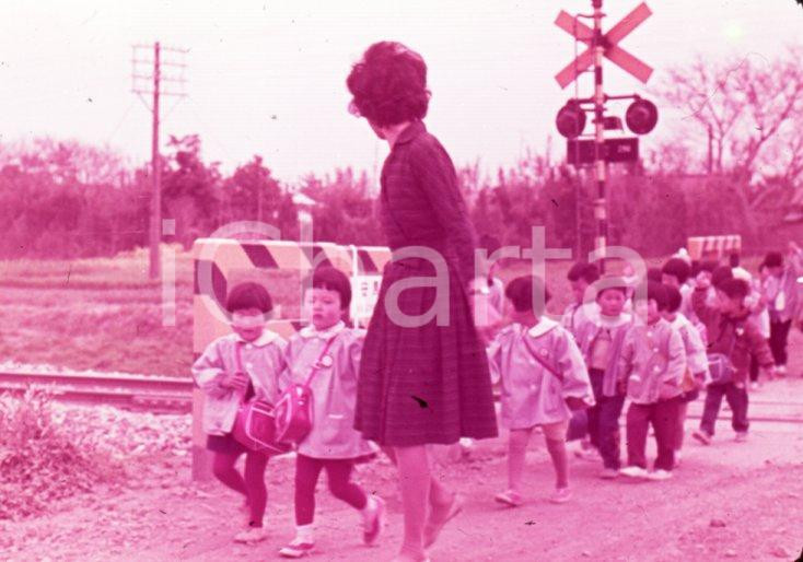 Fotografia d epoca originale 1970ca JAPAN Kindergarten children 35mm VINTAGE SLIDE 1