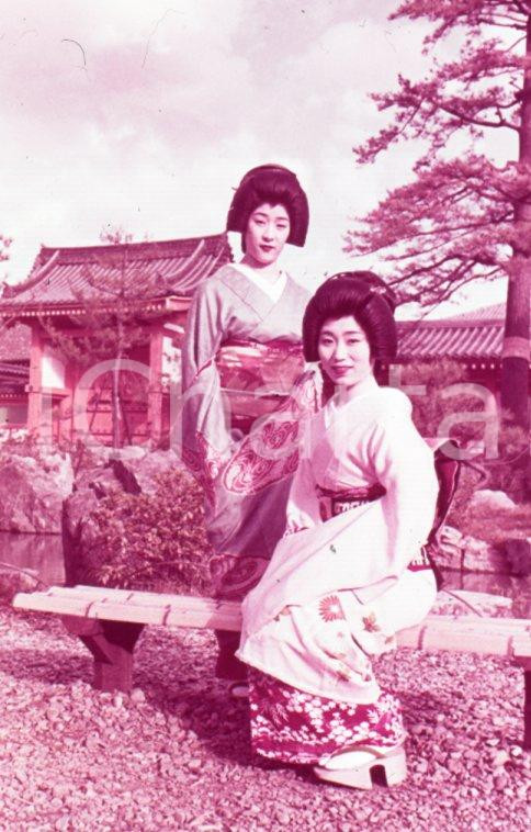 Fotografia d epoca originale 1970ca JAPAN Beautiful Geisha girls at the SanjuSangendo 35mm VINTAGE SLIDE 1