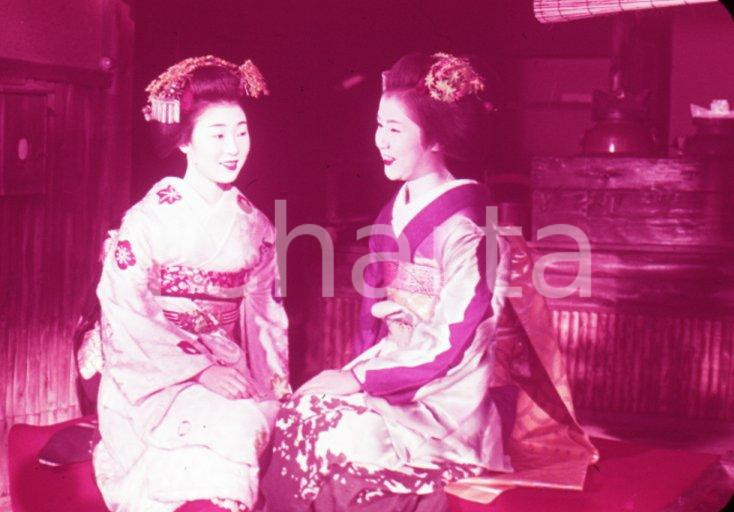 Fotografia d epoca originale 1970ca JAPAN Beautiful Maiko at the teastall 35mm VINTAGE SLIDE 1