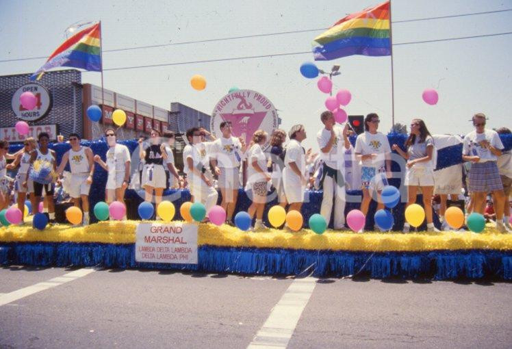 Fotografia d epoca originale 1988 LOS ANGELES Allegorical float Grand Marshal gay parade 35 mm VINTAGE SLIDE 1