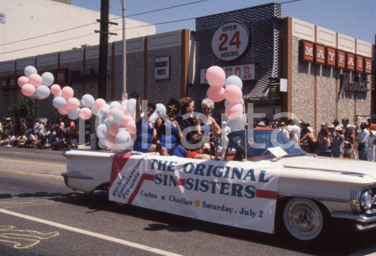 Fotografia d epoca originale 1988 LOS ANGELES The original sin sisters at the gay parade 35 mm VINTAGE SLIDE 1