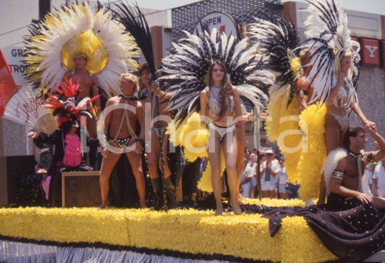 Fotografia d epoca originale 1988 LOS ANGELES Allegorical float at gay parade 35 mm VINTAGE SLIDE 1