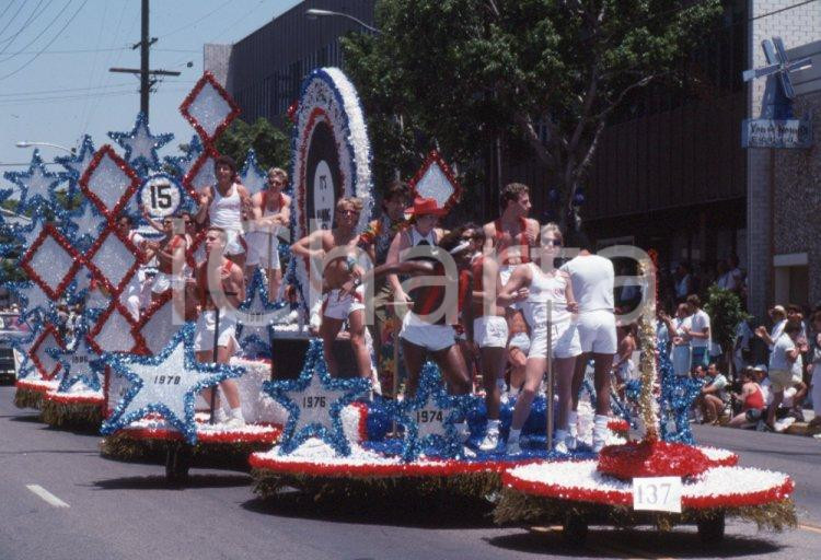 Fotografia d epoca originale 1988 LOS ANGELES Allegorical float gay parade 35 mm VINTAGE SLIDE 3 1