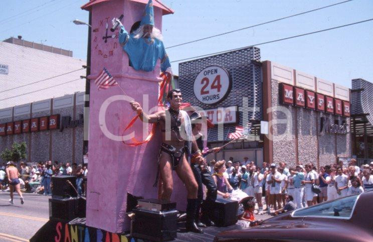 Fotografia d epoca originale 1988 LOS ANGELES Allegorical float Santa Barbara gay parade VINTAGE SLIDE 2 1
