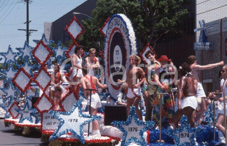 Fotografia d epoca originale 1988 LOS ANGELES Allegorical float gay parade 35 mm VINTAGE SLIDE 6 1