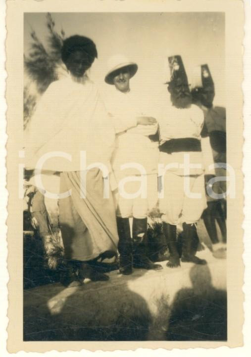 Fotografia d epoca originale 1936 AOI MOGADISCIO Ufficiale italiano con santone e due iusbasci Foto 6x9 cm 1