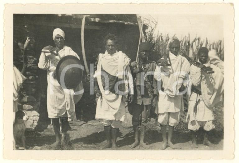Fotografia d epoca originale 1936 AOI Area di MOGADISCIO Notabili indigeni in posa con le armi Foto 9x6 1