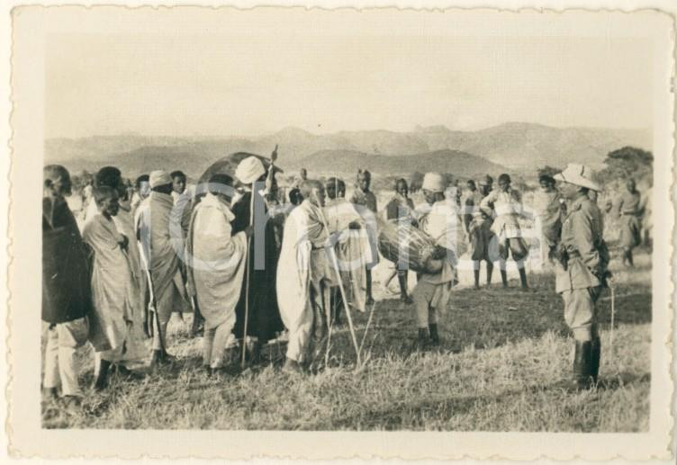 Fotografia d epoca originale 1936 AOI Area di MOGADISCIO Notabili indigeni con ufficiale italiano Foto 9x6 1