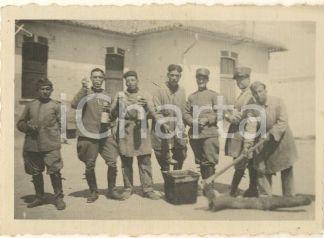 Fotografia d epoca originale 1936 AOI MODAGISCIO SOMALIA Rancio alla caserma italiana Foto 9x6 cm 1