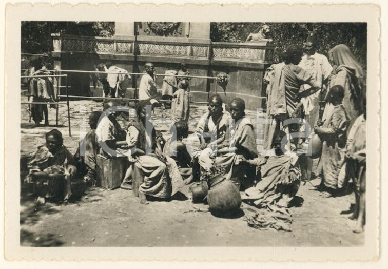 Fotografia d epoca originale 1936 AOI MODAGISCIO SOMALIA Donne indigene alla fontana Foto 9x6 cm 1